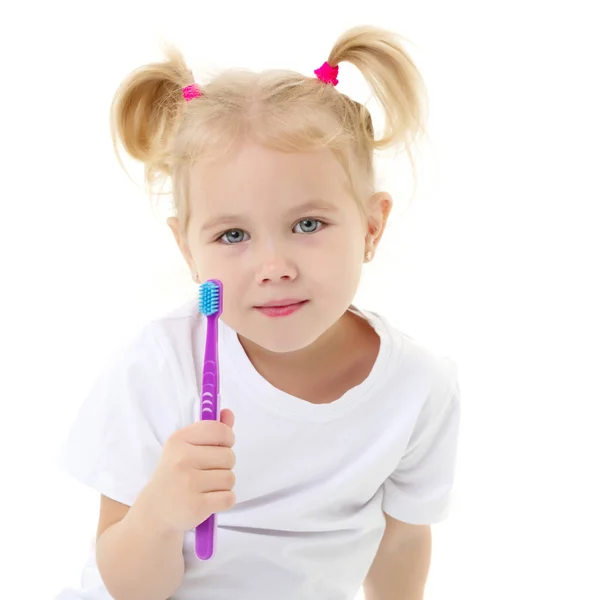 Una niña se cepilla los dientes. . —  Fotos de Stock