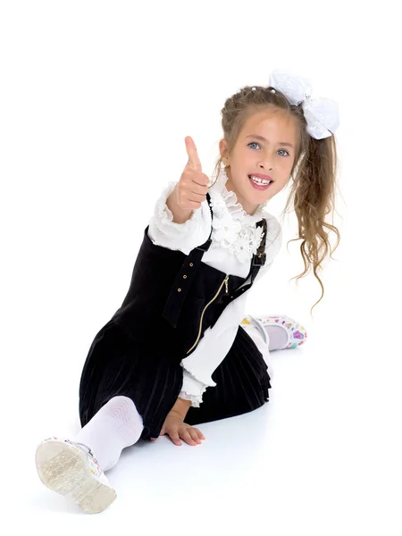 Маленька дівчинка школярка, виконує гімнастичний шпагат . — стокове фото
