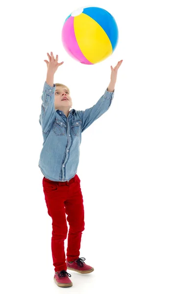 Un niño está jugando con una pelota. . — Foto de Stock