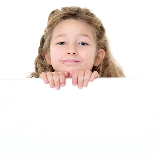 一个漂亮的小女孩正在寻找因为一个空的横幅 你可以在里面插入任何文字 幸福童年的概念 做广告 卖东西 因白人背景而被隔离 — 图库照片