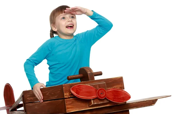 Девушка играет с большим игрушечным самолетом . — стоковое фото