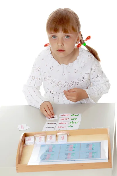 Egy kislány Montessori dolgokat tanul.. — Stock Fotó
