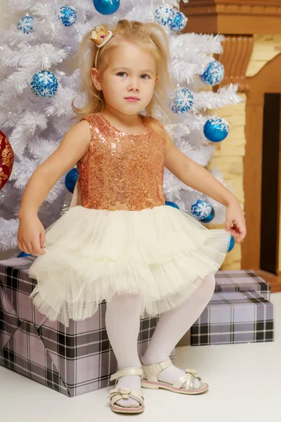 The girl at the Christmas tree. — Stock Photo, Image