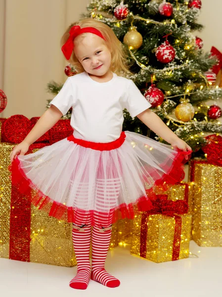 Dívka u vánočního stromečku. — Stock fotografie