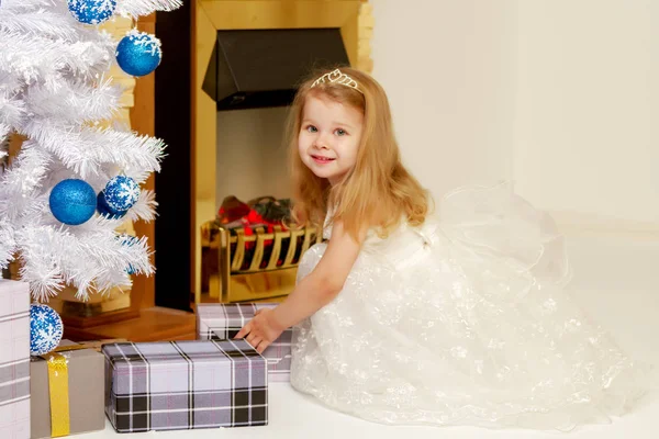 Menina na véspera de Ano Novo perto da lareira . — Fotografia de Stock