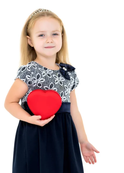 A little girl is holding a heart. — Stock Photo, Image