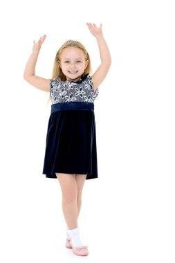 Rüzgarda geliştirme elbiseli küçük kız.