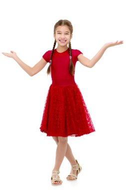 Neşeli küçük bir kız dans ediyor.