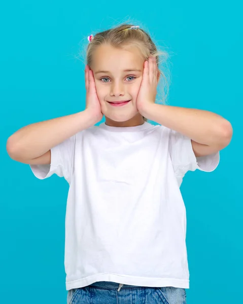 Emotionales kleines Mädchen im weißen T-Shirt. — Stockfoto