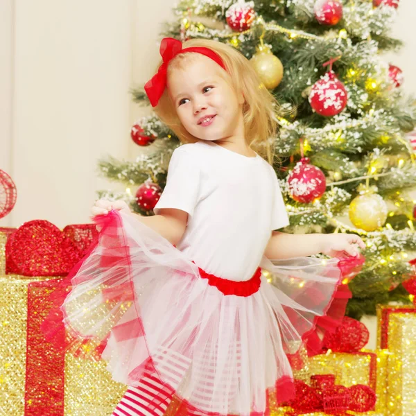 La ragazza all'albero di Natale . — Foto Stock