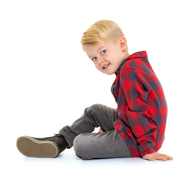 Kleine jongen is zittend op de vloer — Stockfoto