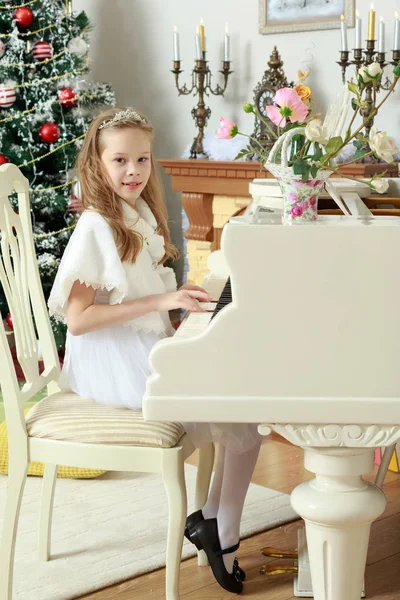 女の子がピアノのキーを押す. — ストック写真