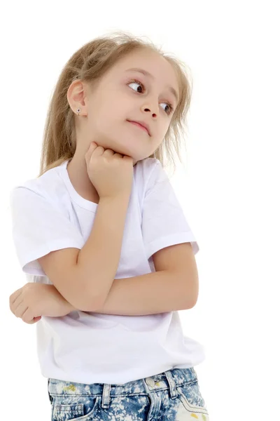 Эмоциональная маленькая девочка в чистой белой футболке. — стоковое фото