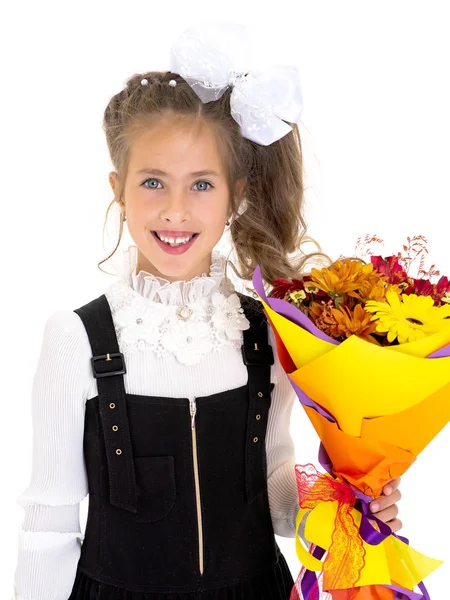 Petite fille avec un bouquet de fleurs — Photo