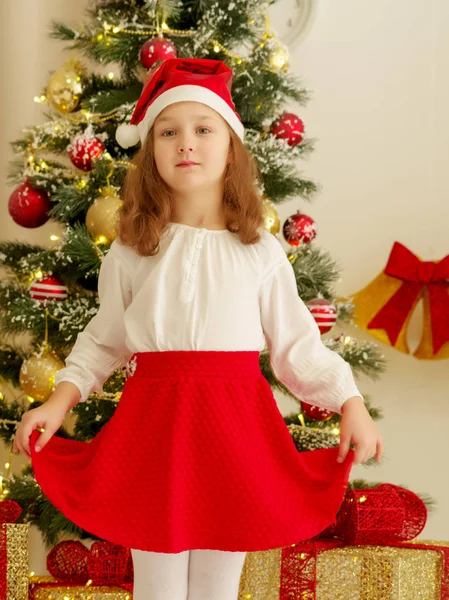 Das Mädchen am Weihnachtsbaum. — Stockfoto