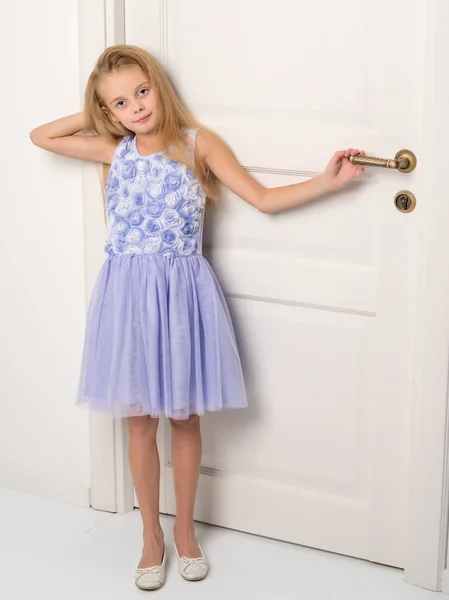 Malá holčička stojí u dveří. — Stock fotografie