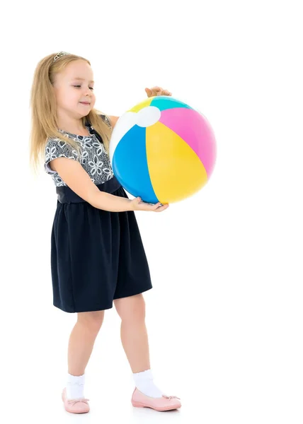 Menina está brincando com uma bola — Fotografia de Stock