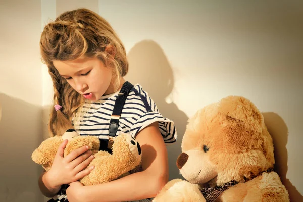 Little girl with teddy bear — Stock Photo, Image