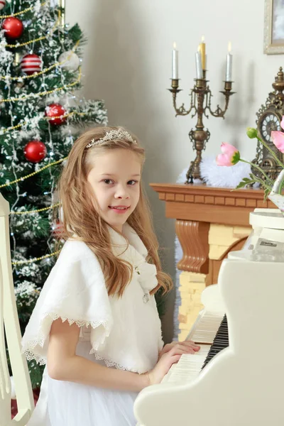 A menina pressiona as teclas do piano . — Fotografia de Stock