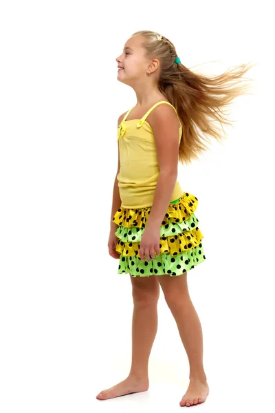 Bambina in un vestito che si sviluppa nel vento . — Foto Stock