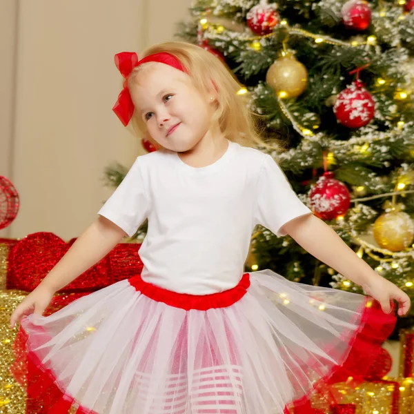 La chica en el árbol de Navidad . — Foto de Stock