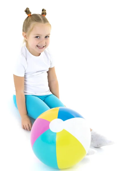 Niña se dedica a la aptitud con una pelota. —  Fotos de Stock