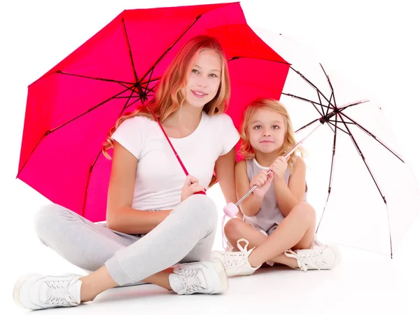 Zwei Mädchen stehen unter Regenschirmen. — Stockfoto