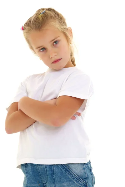 Liten flicka med en vit t-shirt för reklam. — Stockfoto