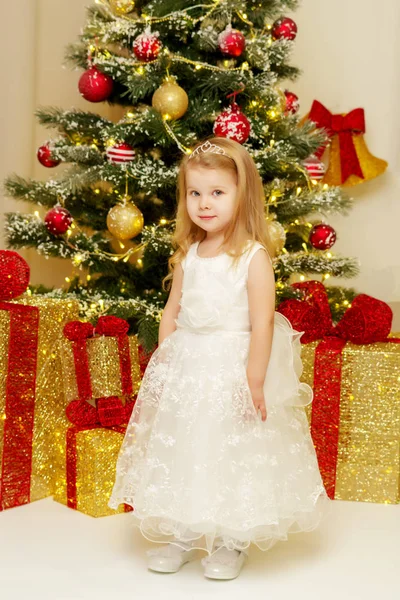 Το κορίτσι στο χριστουγεννιάτικο δέντρο.. — Φωτογραφία Αρχείου