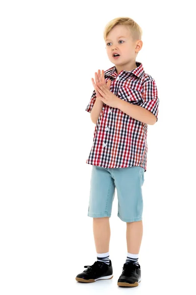 Un niño lindo en una camisa y pantalones cortos . — Foto de Stock