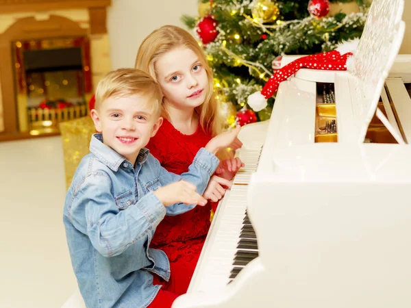 Kız ve erkek kardeşim piyano çalmak. — Stok fotoğraf