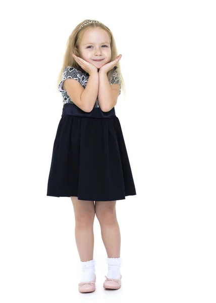 Kleines Mädchen posiert im Studio auf weißem Hintergrund. — Stockfoto