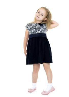 Küçük bir kız saçını düzeltiyor..