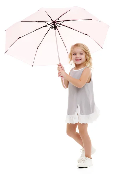 Menina sob um guarda-chuva . — Fotografia de Stock