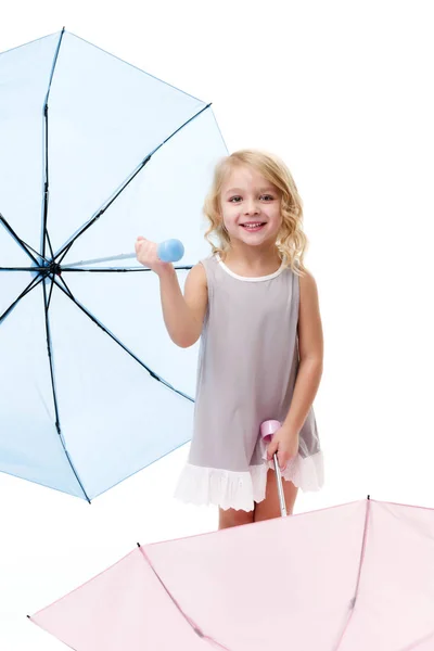 Menina sob um guarda-chuva . — Fotografia de Stock