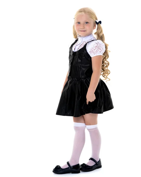 Okul üniforması giyen güzel küçük kız. — Stok fotoğraf