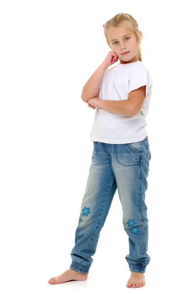 Liten flicka med en vit t-shirt för reklam. — Stockfoto