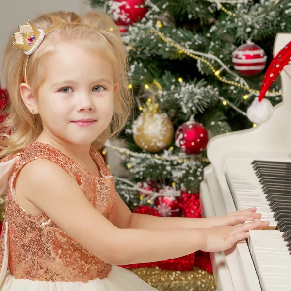 Menina perto do piano e árvore de Natal . — Fotografia de Stock