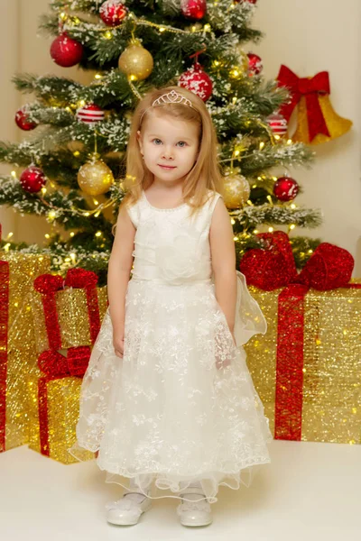 A menina na árvore de Natal . — Fotografia de Stock