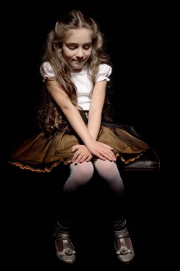 Siyah arka planda küçük bir kız