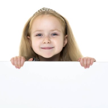 Küçük bir kız boş bir pankartın arkasından bakıyor..