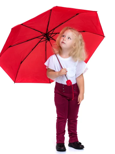 Klein meisje onder een paraplu. — Stockfoto