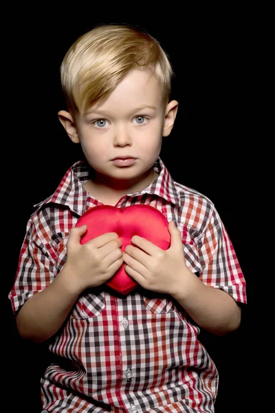 Jongetje met een hart. — Stockfoto