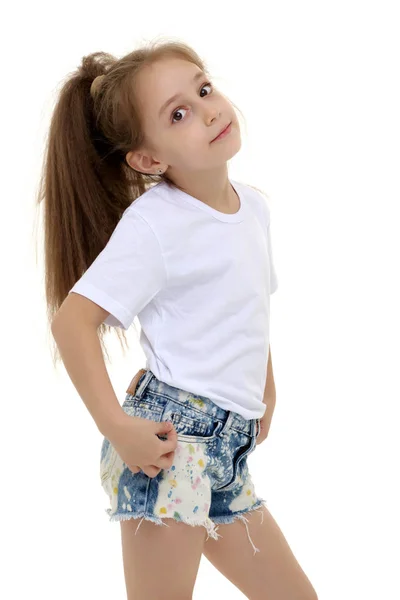 Menina encantadora em uma camiseta branca pura para publicidade e shorts — Fotografia de Stock