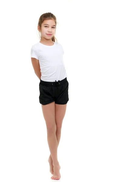 광고와 반바지에 대 한 순수한 흰색 t-셔츠에 있는 어린 소녀. — 스톡 사진