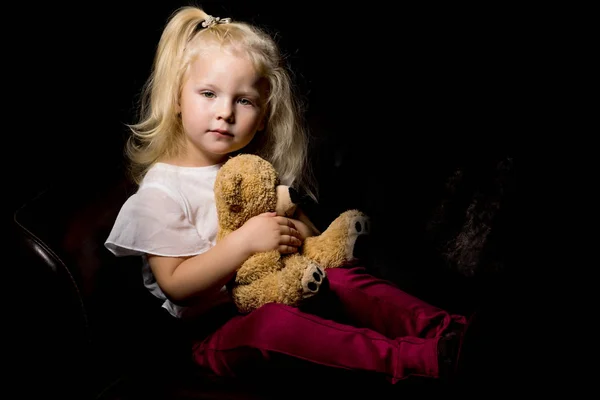 Una Linda Niña Con Osito Peluche Foto Del Estudio Sobre — Foto de Stock