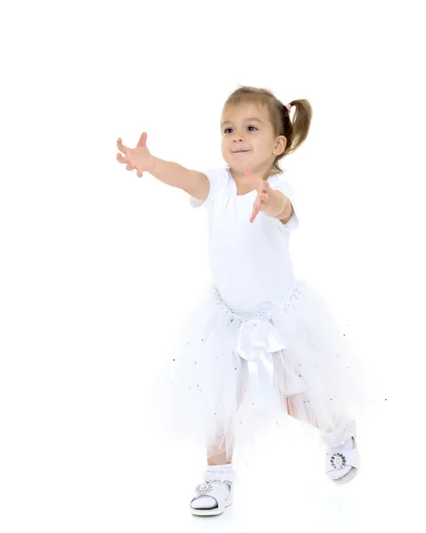 Het kleine meisje strekt haar armen naar voren. — Stockfoto