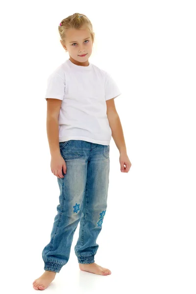 Niña con una camiseta blanca para publicidad. —  Fotos de Stock