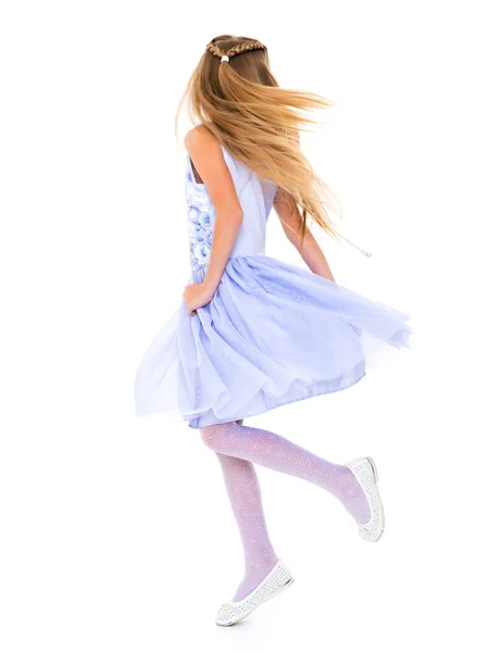 Una niña en un vestido está girando . —  Fotos de Stock