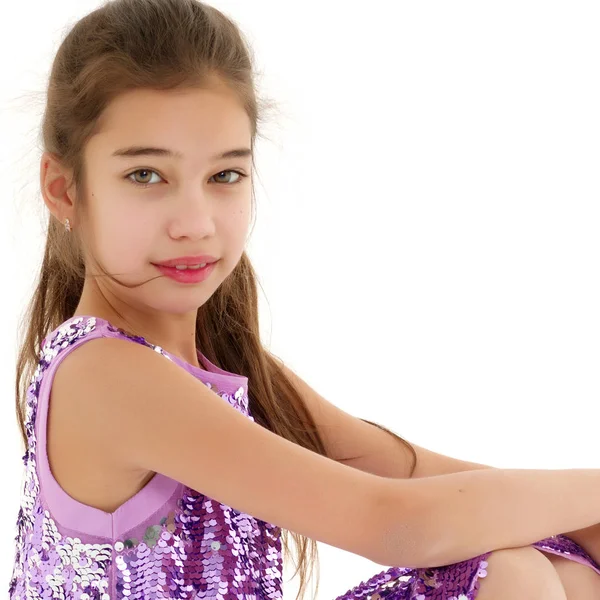 Niña abrazando sus rodillas . —  Fotos de Stock